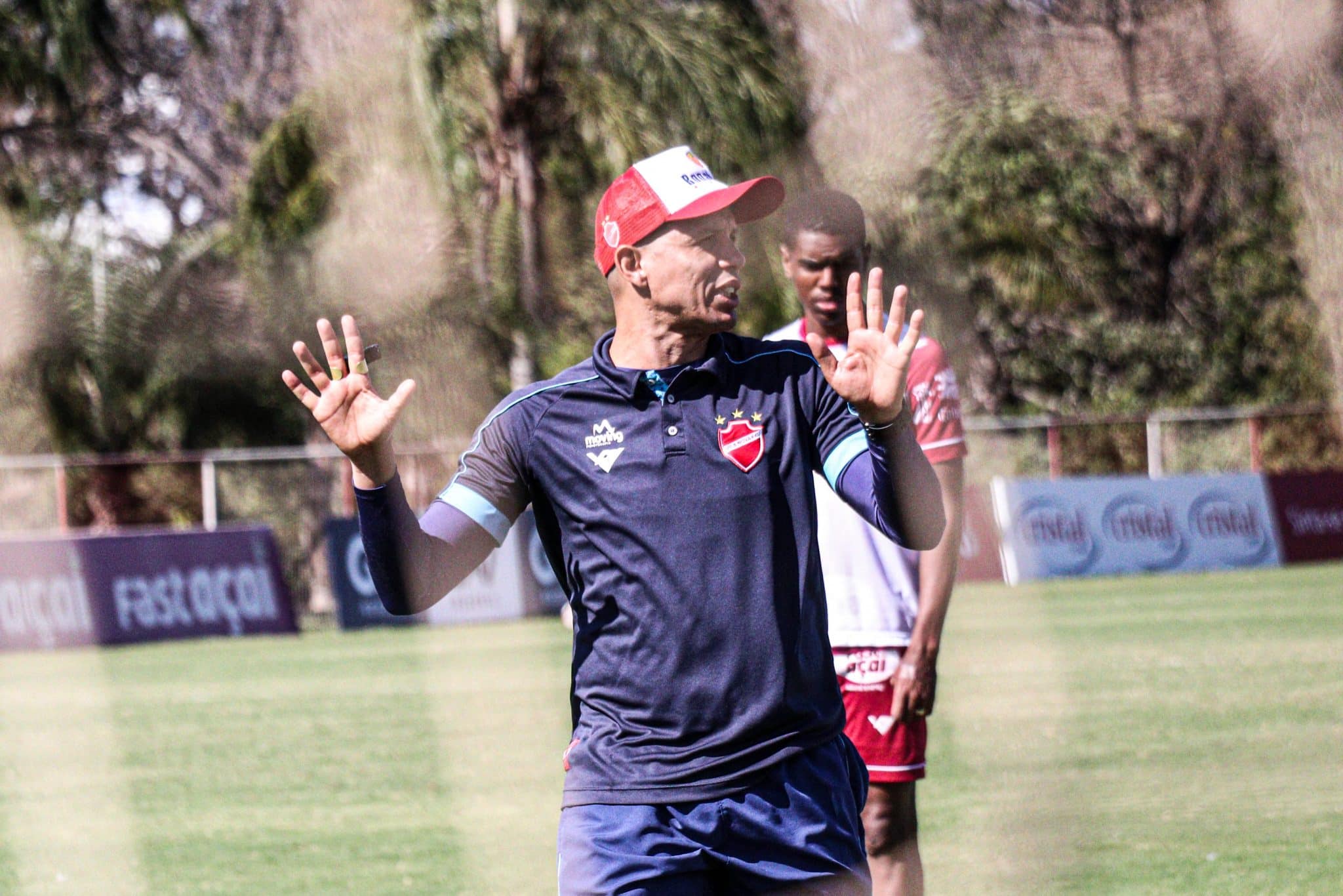 Higo Magalh&atilde;es desconversa sobre renova&ccedil;&atilde;o com Vila Nova e propostas de outros clubes