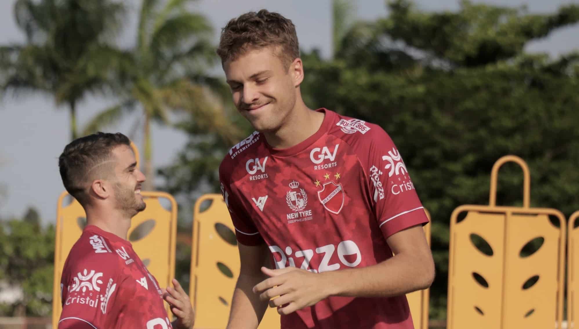 Jo&atilde;o Lucas relembra chegada ao Vila Nova: &ldquo;clube muito especial&rdquo;