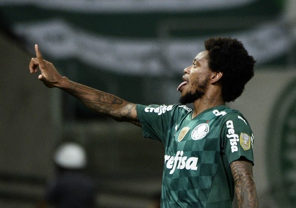 Luiz Adriano é acusado de provocar torcida do Grêmio