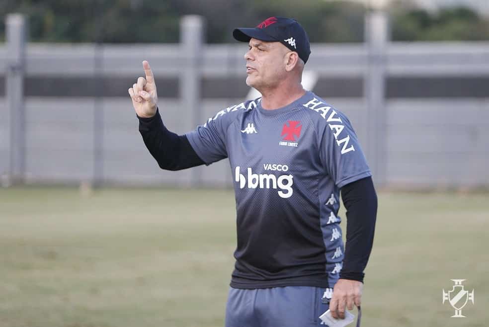 Cortez sobre novo time do Vasco: “Eu não tenho como poupar 15 atletas”