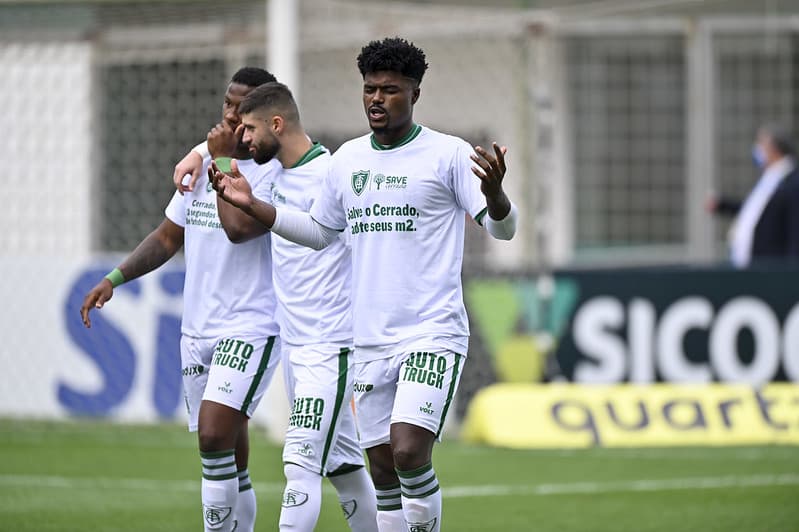 Carille comenta contrata&ccedil;&atilde;o de Bauermann e negocia&ccedil;&atilde;o com Willian: &ldquo;Jogadores deste perfil que o Santos procura&rdquo;