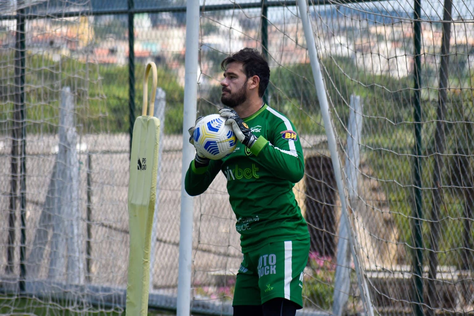 Am&eacute;rica-MG inicia conversas por renova&ccedil;&atilde;o de Matheus Cavichioli