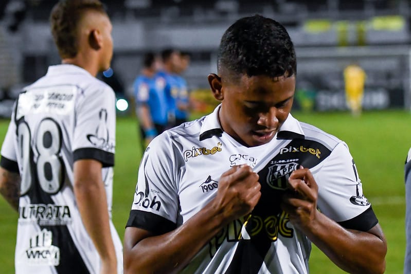Garotos da base ganham espa&ccedil;o na Ponte Preta