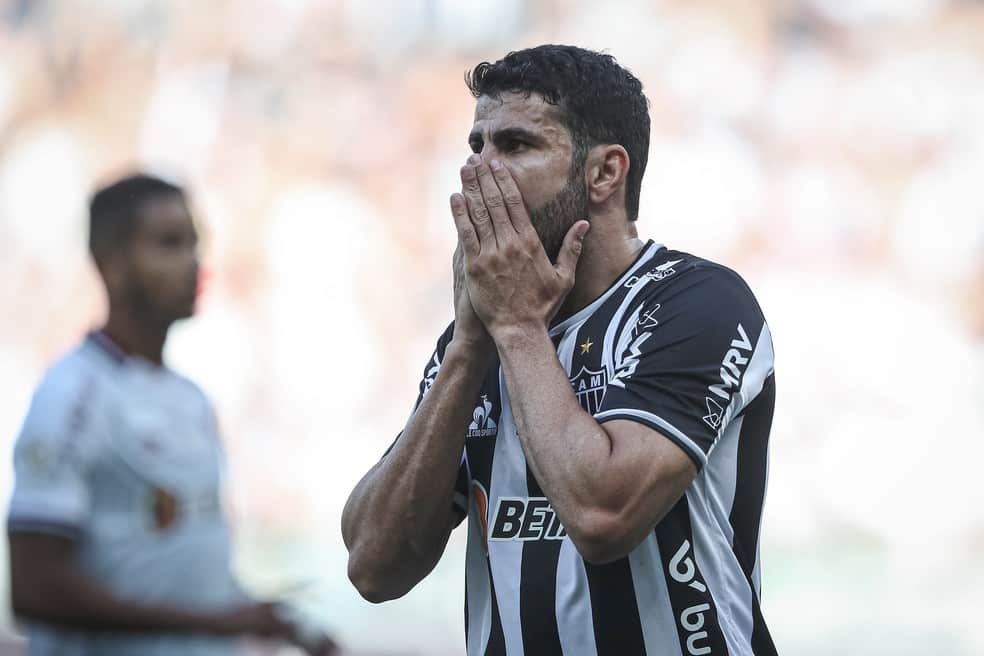 Sem Diego Costa, Atlético-MG desembarca em Curitiba; veja provável escalação