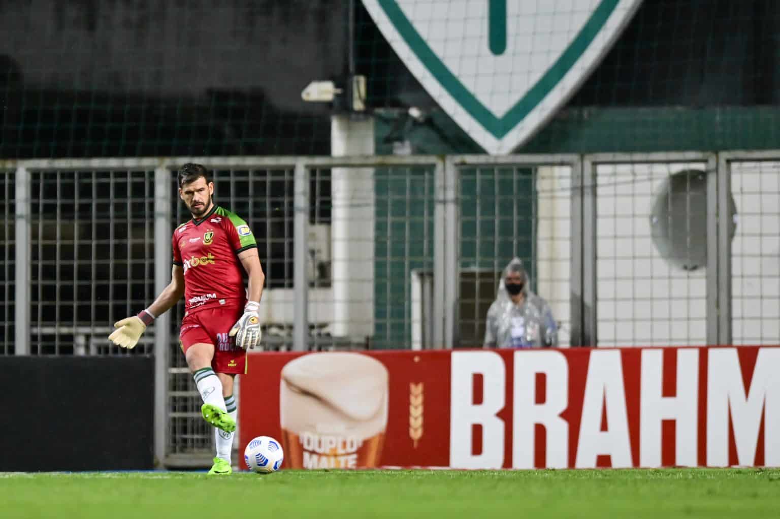 Matheus Cavichioli renova com América-MG