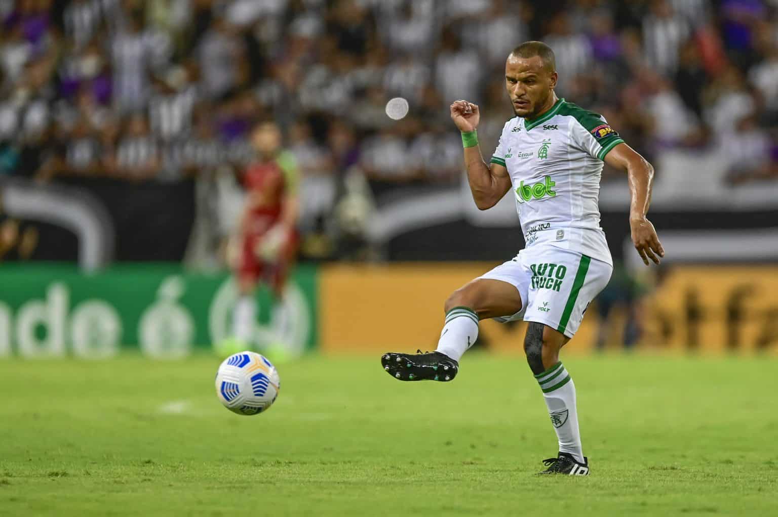 Am&eacute;rica-MG renova contrato do lateral Patric
