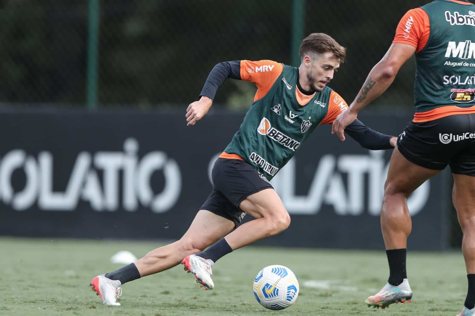 Am&eacute;rica-MG pretende contar com 2 meias do Galo, diz site