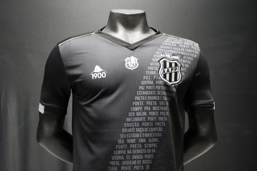 Ponte Preta lan&ccedil;a camisa 3 em vers&atilde;o preta que traz o hino em branco