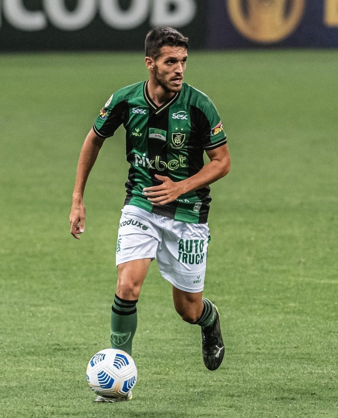 Santos tenta contrata&ccedil;&atilde;o de zagueiro do S&atilde;o Paulo, mas negocia&ccedil;&atilde;o n&atilde;o avan&ccedil;a