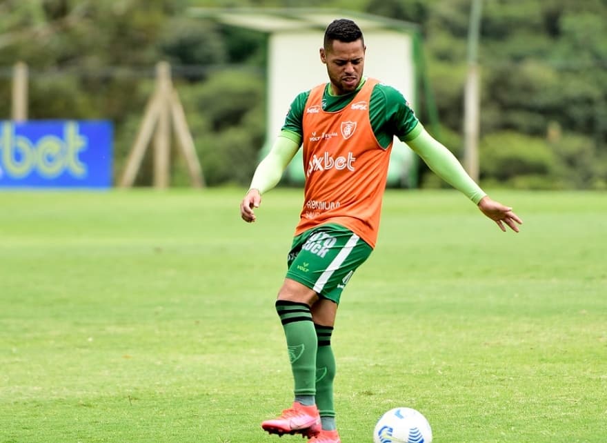 João Paulo desconversa sobre renovação no América-MG