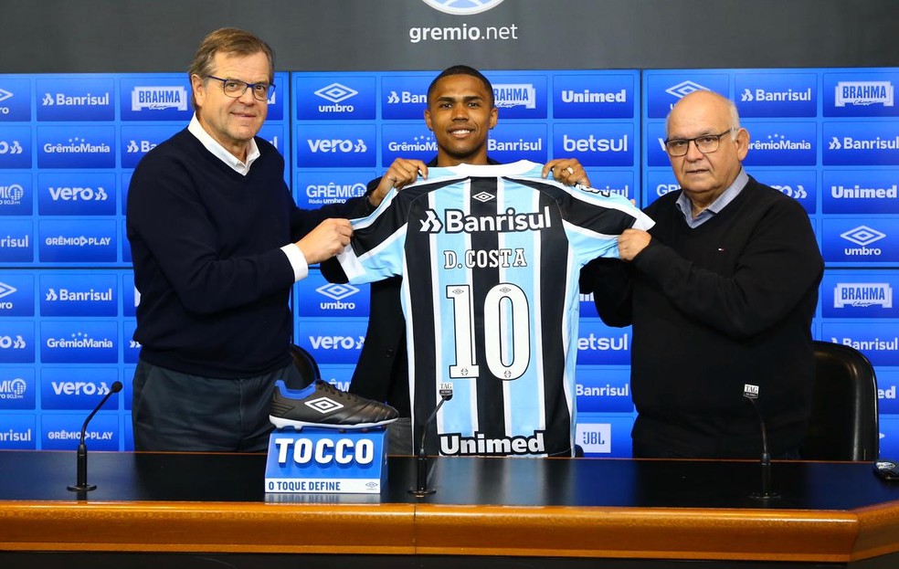 Vice do Gr&ecirc;mio diz que n&atilde;o rescindir&aacute; com Douglas Costa; atacante est&aacute; na mira do Atl&eacute;tico-MG