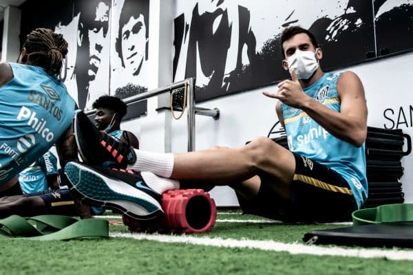 Carlos S&aacute;nchez e L&eacute;o Baptist&atilde;o iniciam treinamentos no CT Rei Pel&eacute;