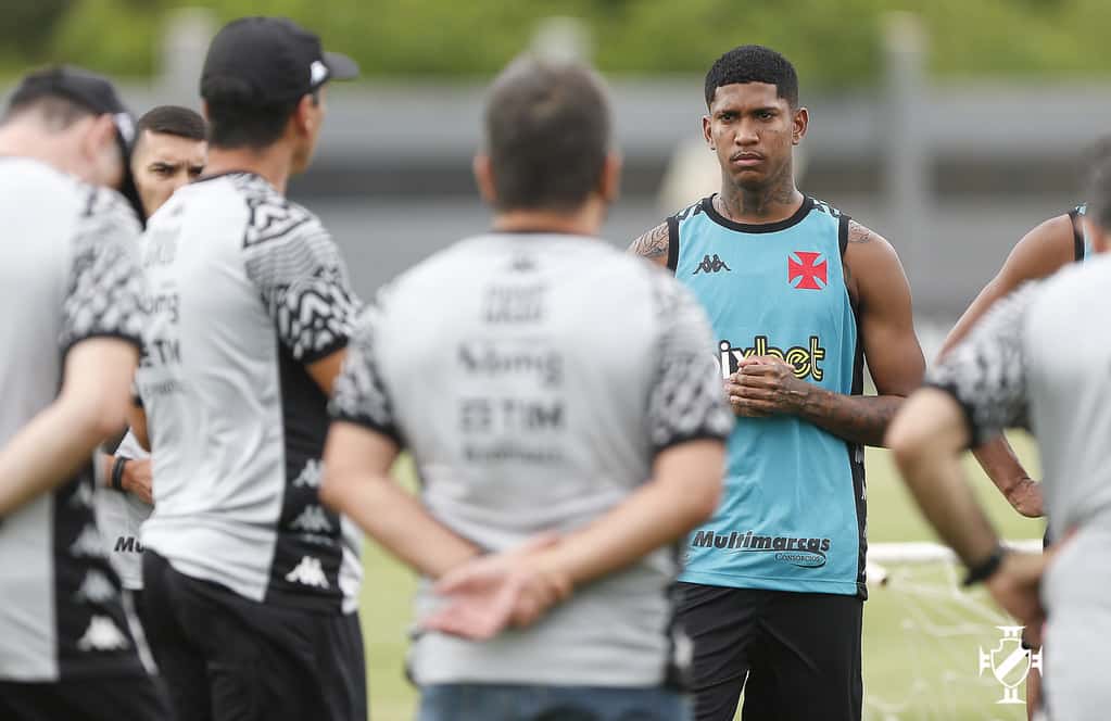 Raniel e Vitinho j&aacute; treinam com o elenco do Vasco