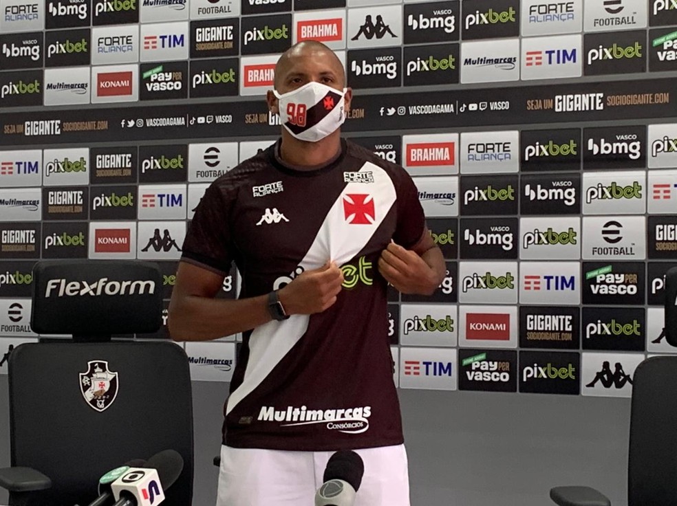 Vasco apresenta lateral-esquerdo Edimar