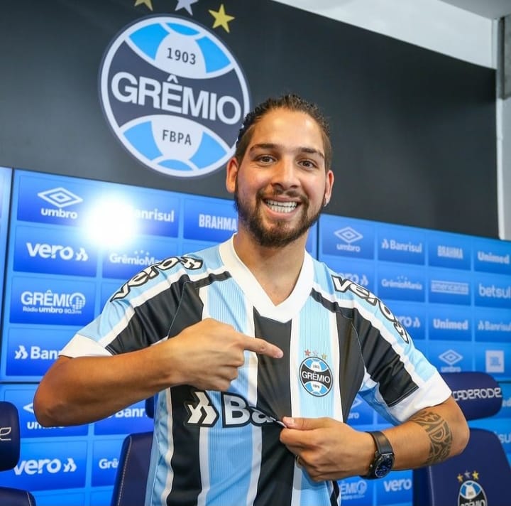 Gr&ecirc;mio apresenta Mart&iacute;n ben&iacute;tez
