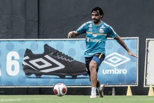 Ricardo Goulart participa do primeiro treino no CT Rei Pel&eacute;