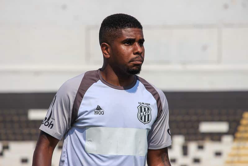 Marcos J&uacute;nior renova com a Ponte Preta: &ldquo;Tenho muito a ajudar e a aprender&rdquo;