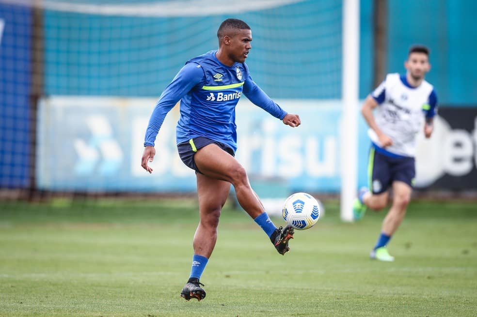 Gr&ecirc;mio oficializa rescis&atilde;o de Douglas Costa