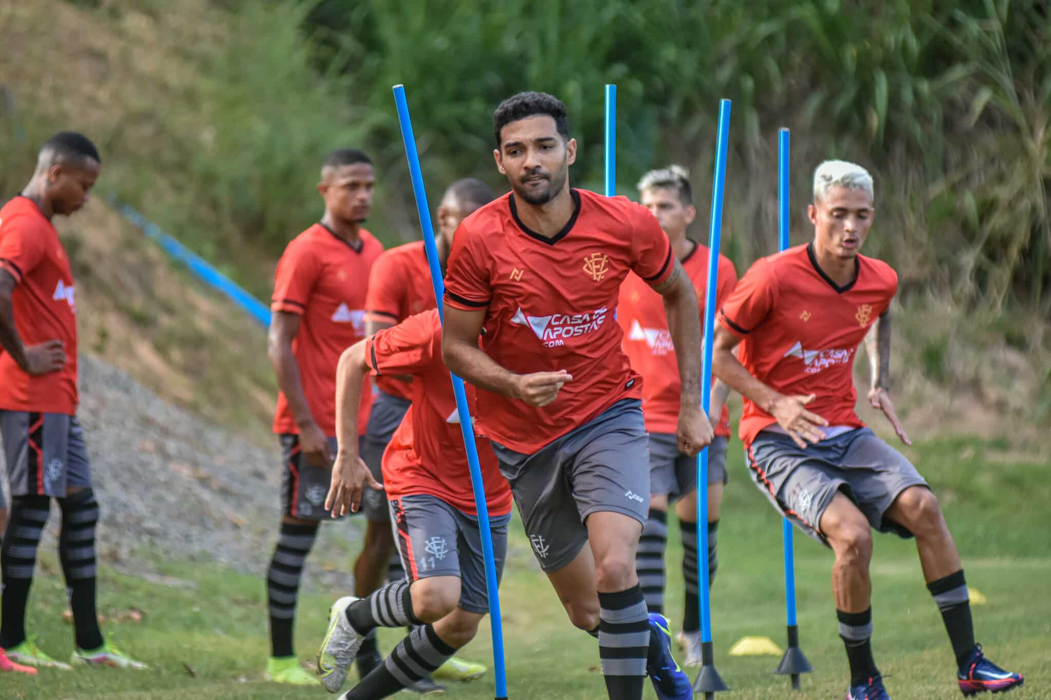 Alan Santos prega dedica&ccedil;&atilde;o total dentro e fora de campo no Vit&oacute;ria