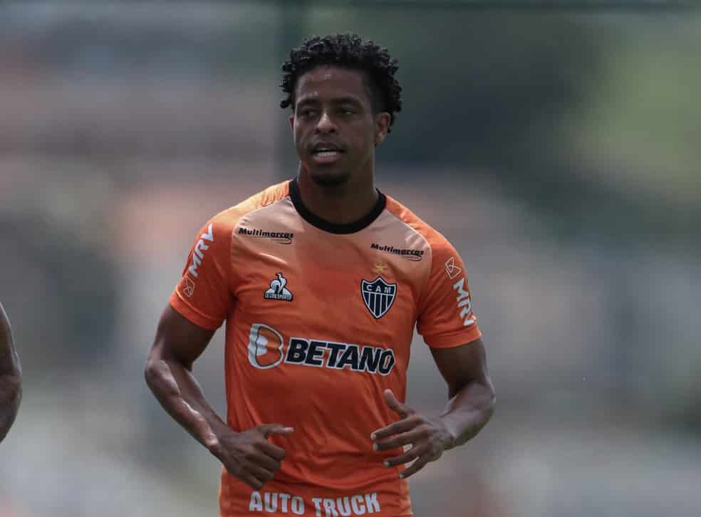 Atl&eacute;tico-MG tem retorno de Keno ap&oacute;s Covid-19; Savinho continua afastado