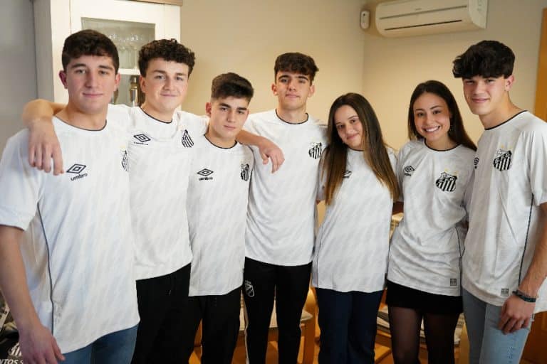 Santista da Espanha presenteia amigos com camisas do Santos: &ldquo;Eles ficaram t&atilde;o felizes que eu me senti t&atilde;o bem e t&atilde;o feliz&rdquo;