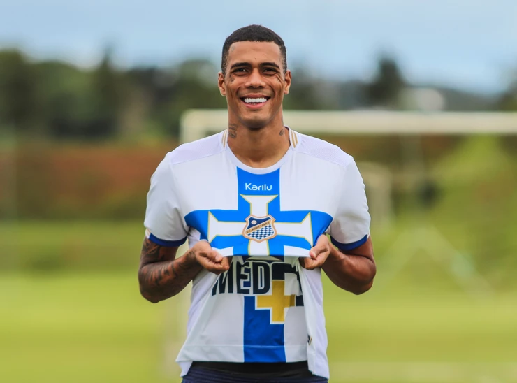 &Aacute;gua Santa apresenta Alyson como seu mais novo refor&ccedil;o