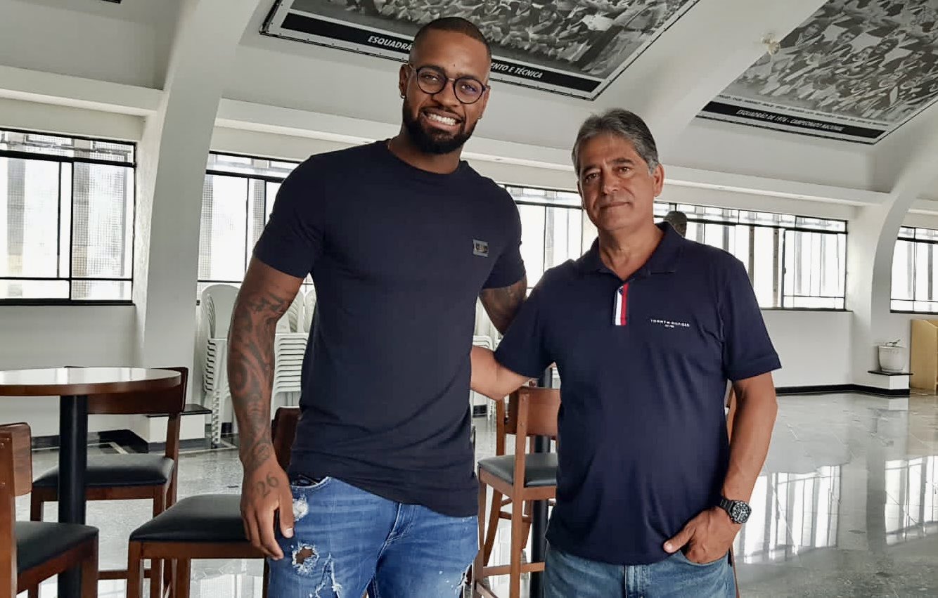 Ded&eacute; chega ao Mois&eacute;s Lucarelli