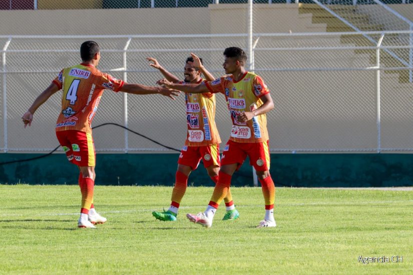 Equipe do Juazeirense comemora vitória sobre Crato. (Foto: Reprodução / Carlos Humberto / Agência CH)