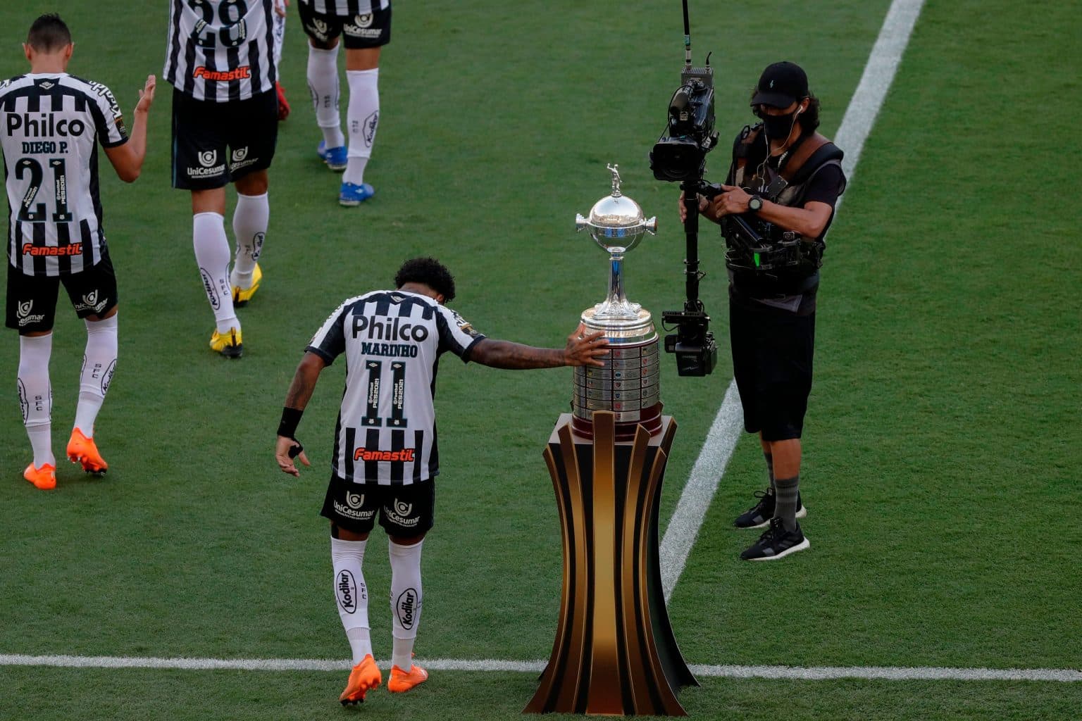 Santos ter&aacute; economia de R$ 6 milh&otilde;es com venda de Marinho ao Flamengo