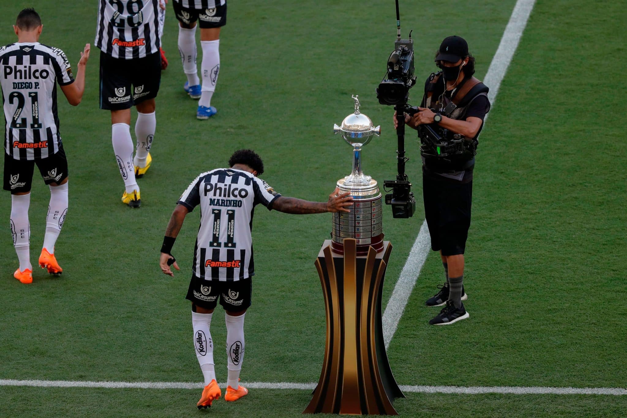 Santos ter&aacute; economia de R$ 6 milh&otilde;es com venda de Marinho ao Flamengo