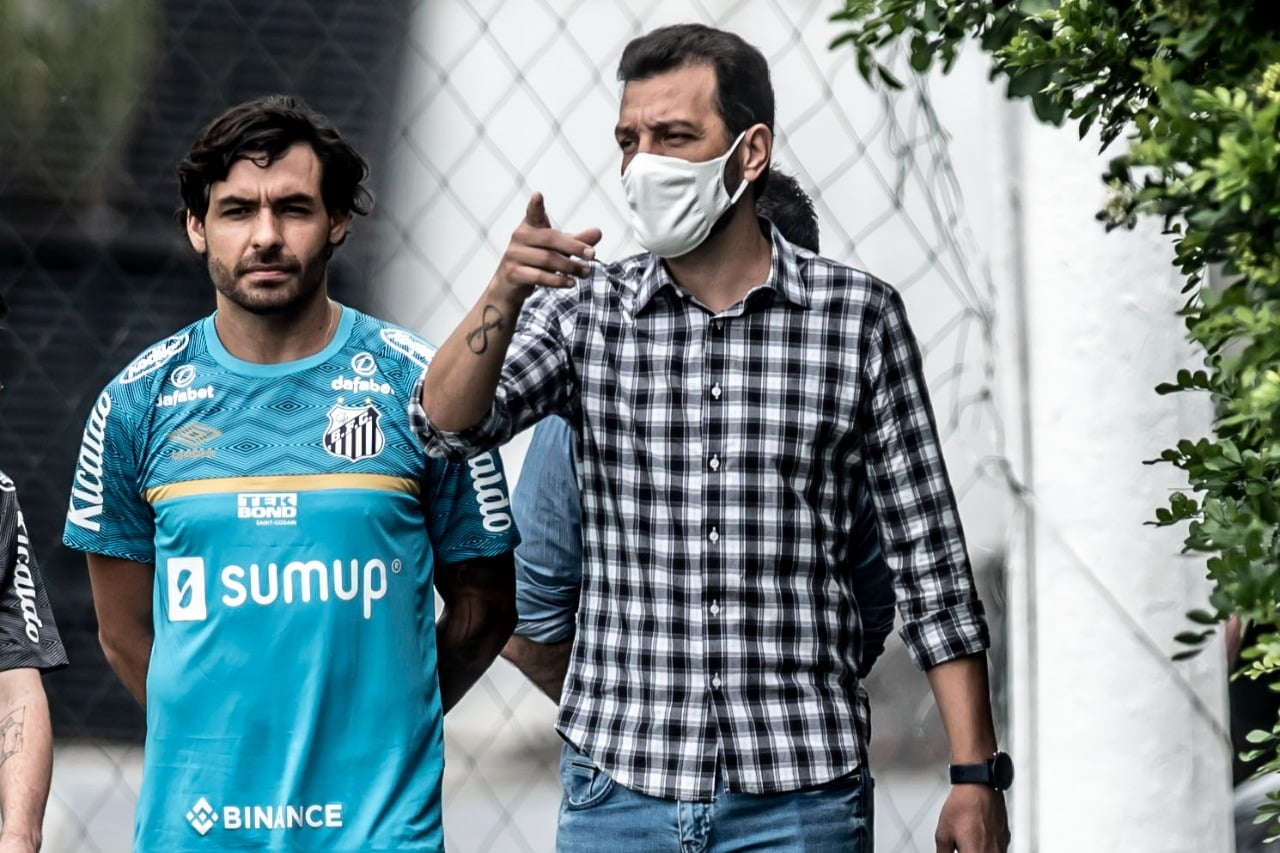 Edu Dracena volta aos trabalhos no CT Rei Pel&eacute;