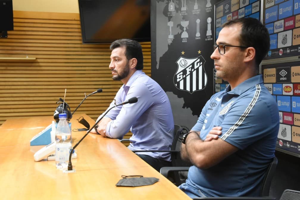 Edu Dracena revela alto n&uacute;mero de jogadores oferecidos ao Santos: &ldquo;Meu telefone n&atilde;o para de tanto jogador&rdquo;