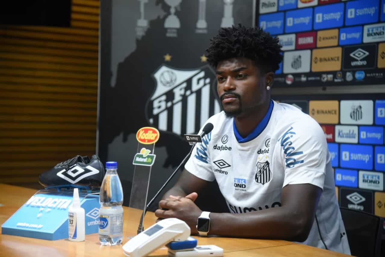 Bauermann v&ecirc; Santos como volta por cima na carreira: &ldquo;Voltar a vestir uma camisa de um peso&rdquo;