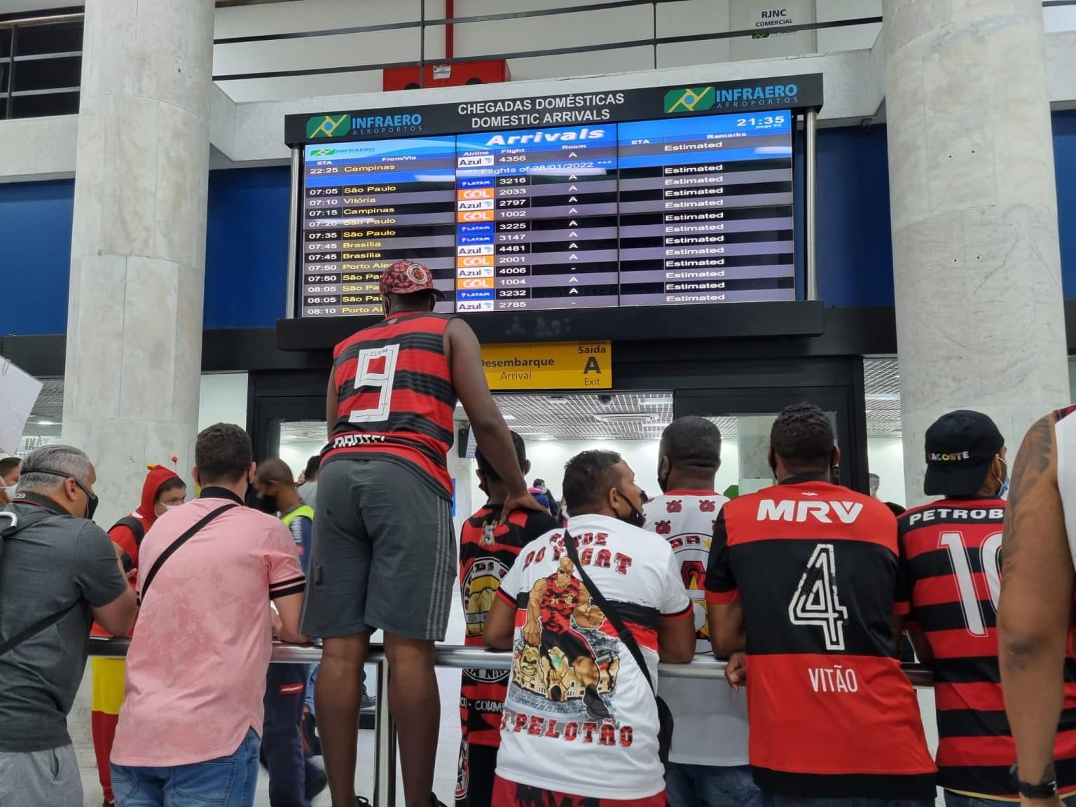 Marinho &ldquo;dribla&rdquo; torcida do Flamengo em desembarque no Rio e &eacute; xingado por torcedores: &ldquo;Ei, Marinho, vai tomar no #%&rdquo;