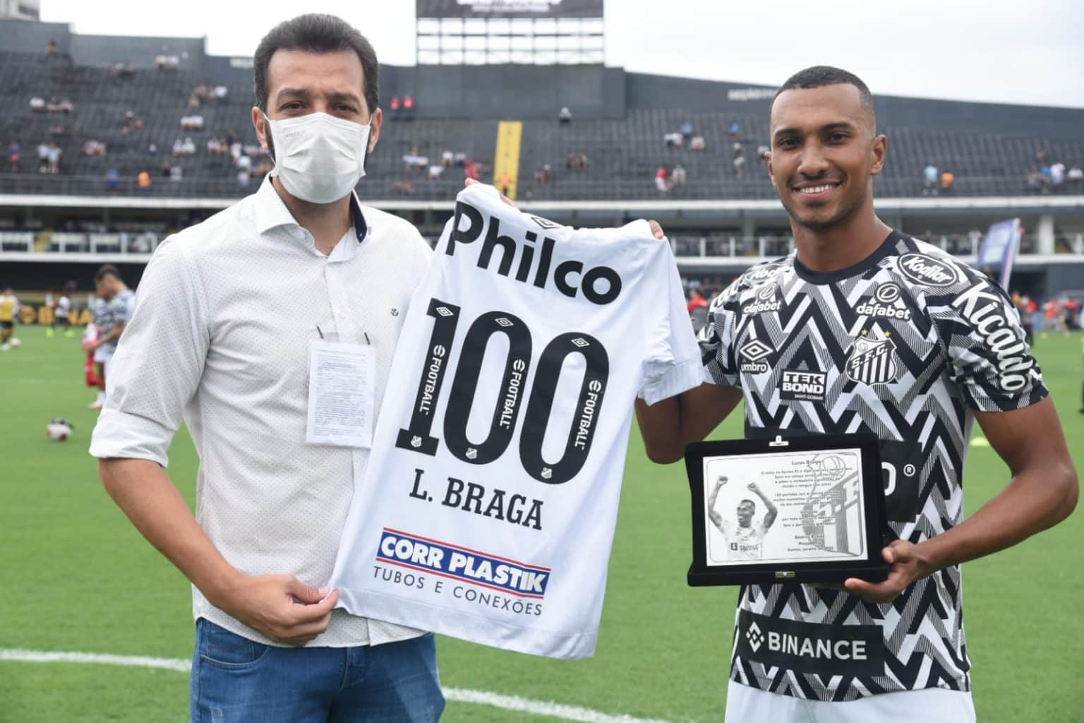 Lucas Braga recebe homenagem por completar 100 jogos com a camisa do Santos