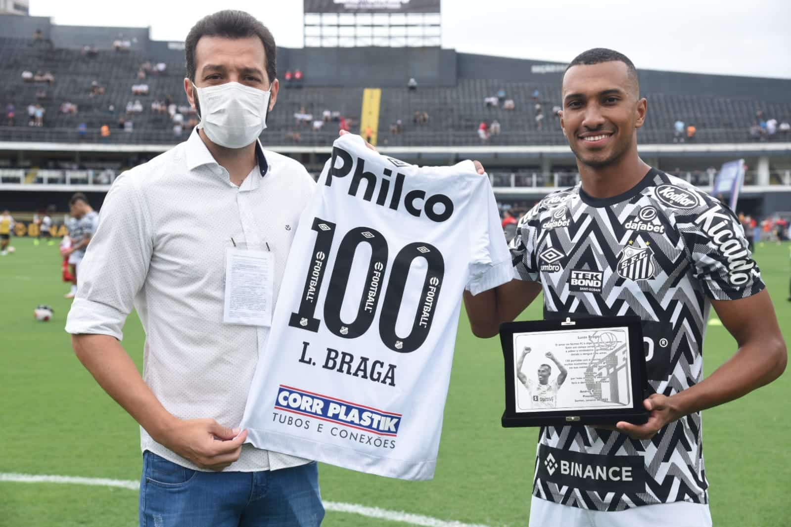 Lucas Braga recebe homenagem por completar 100 jogos com a camisa do Santos