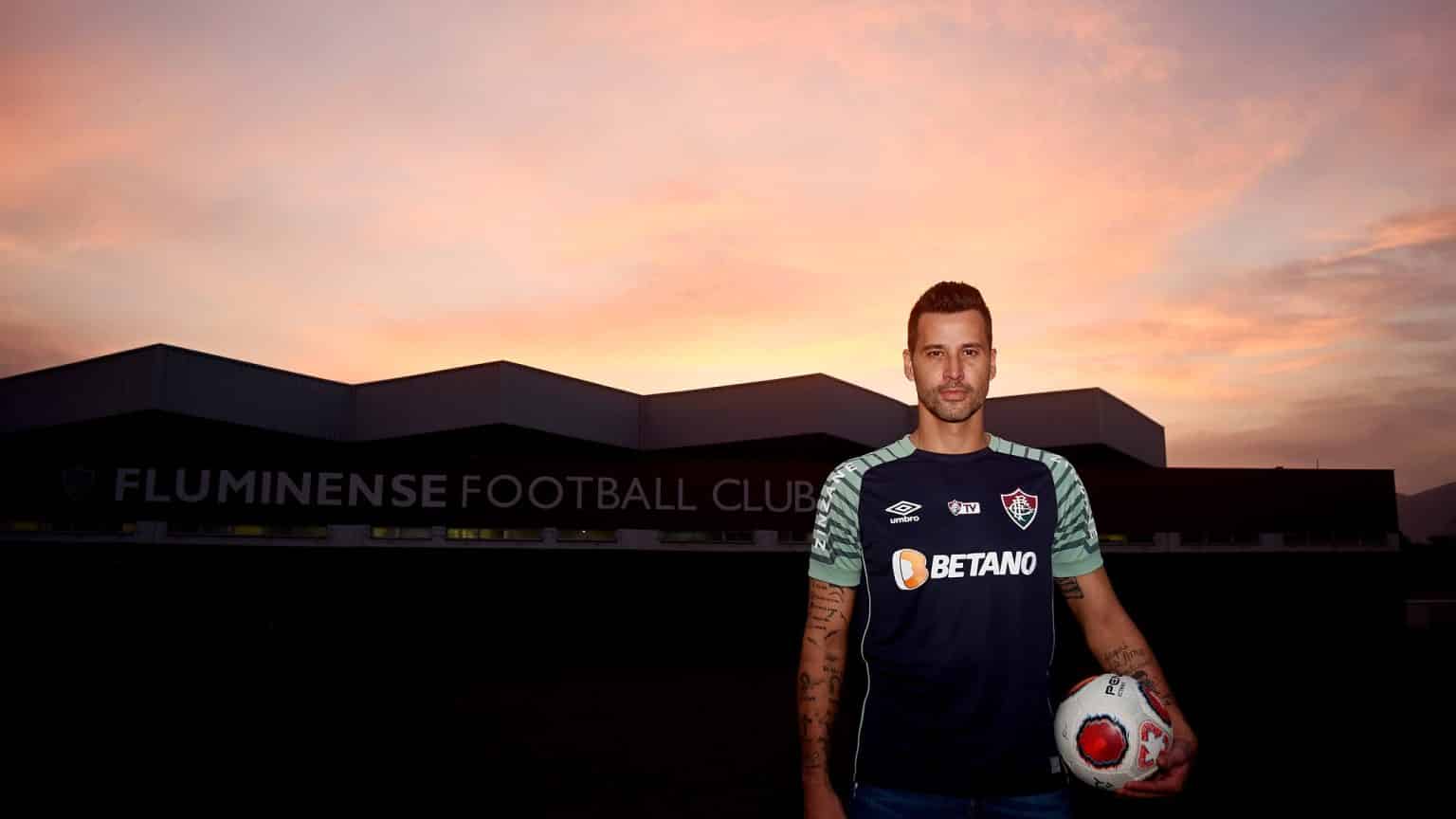 Fluminense anuncia contratação do goleiro Fábio