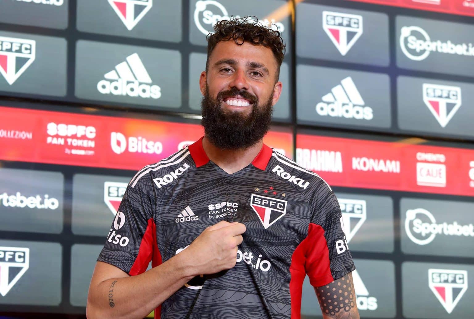Jandrei &eacute; apresentado no S&atilde;o Paulo: &ldquo;&Eacute; uma honra vestir essa camisa&rdquo;