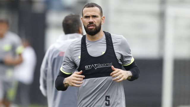 Xerife na &aacute;rea? Bahia faz consulta pelo experiente zagueiro Leandro Cast&aacute;n