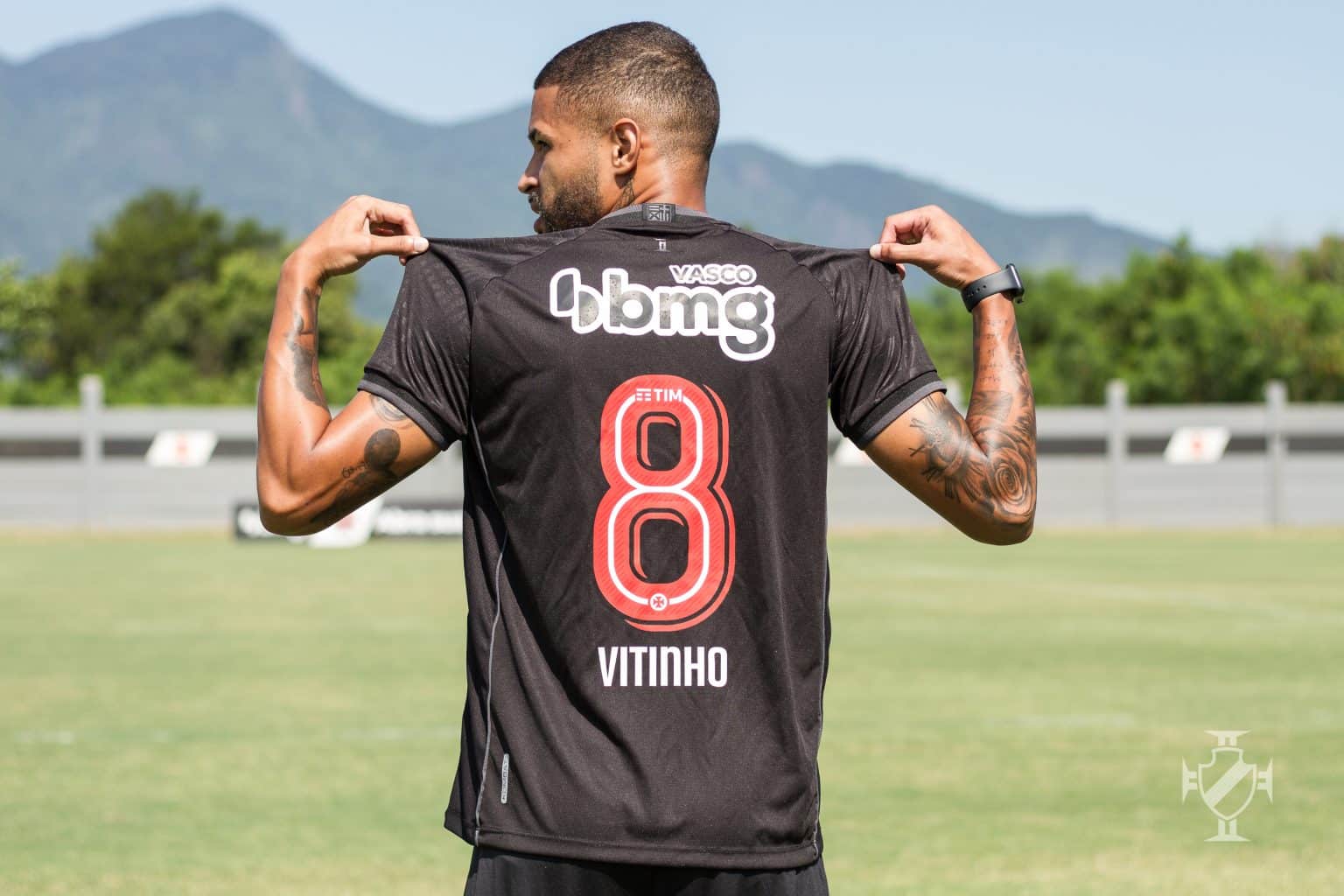 Vitinho chega ao Vasco para jogar com camisa histórica