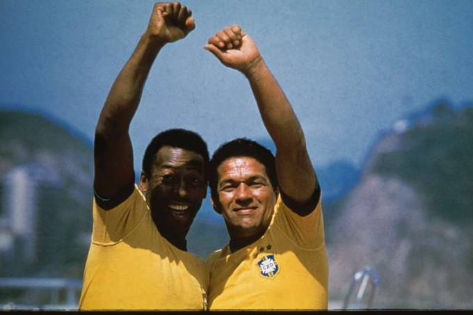 Pel&eacute; e Garrincha nunca perderam jogando com a amarelinha