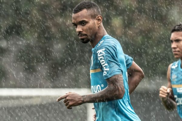 Lucas Pires celebra promo&ccedil;&atilde;o ao profissional: &ldquo;Expectativa de ajudar o Carille aqui no profissional&rdquo;