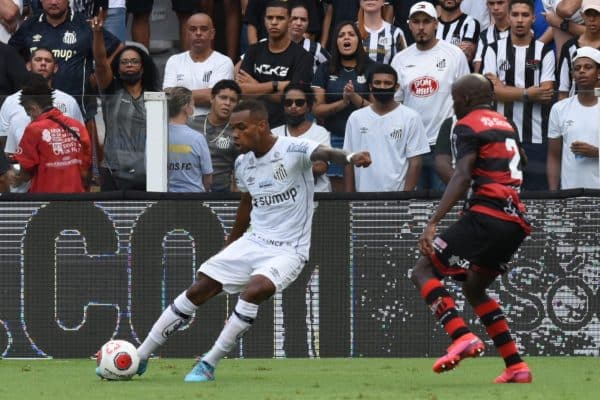 Lucas Pires se diz surpreso por r&aacute;pida ascens&atilde;o no Santos: &ldquo;N&atilde;o esperava ser tudo t&atilde;o r&aacute;pido assim&rdquo;