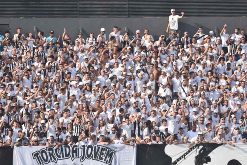 Torcida do Santos protesta contra o elenco após derrota em clássico: “Time sem vergonha”