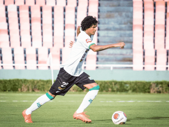 Luanderson celebra primeira vit&oacute;ria do Uberl&acirc;ndia no Mineiro e projeta confronto diante do Atl&eacute;tico-MG: &ldquo;Brigar por cada bola&rdquo;