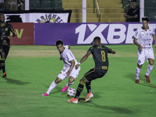 Revelação do Joinville, meia Danilo fala sobre estreia no profissional: “Esforço, pé no chão e dedicação”