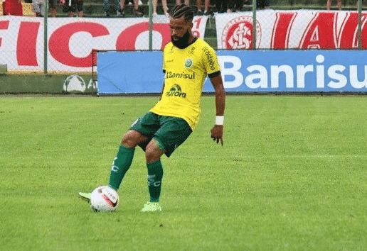 Vice-l&iacute;der do Gauch&atilde;o, Lucas Falc&atilde;o celebra o momento do Ypiranga-RS e mira coisas grandes no campeonato: &ldquo;nossa meta &eacute; buscar o t&iacute;tulo&rdquo;