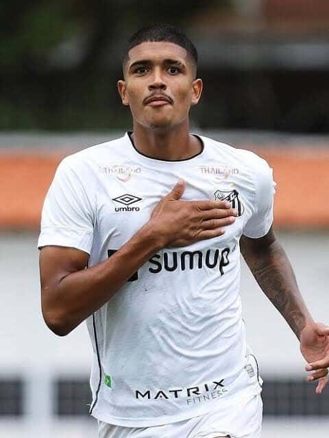 Lucas Barbosa espera manter desempenho da base no profissional: &ldquo;Feliz demais em estar aqui&rdquo;