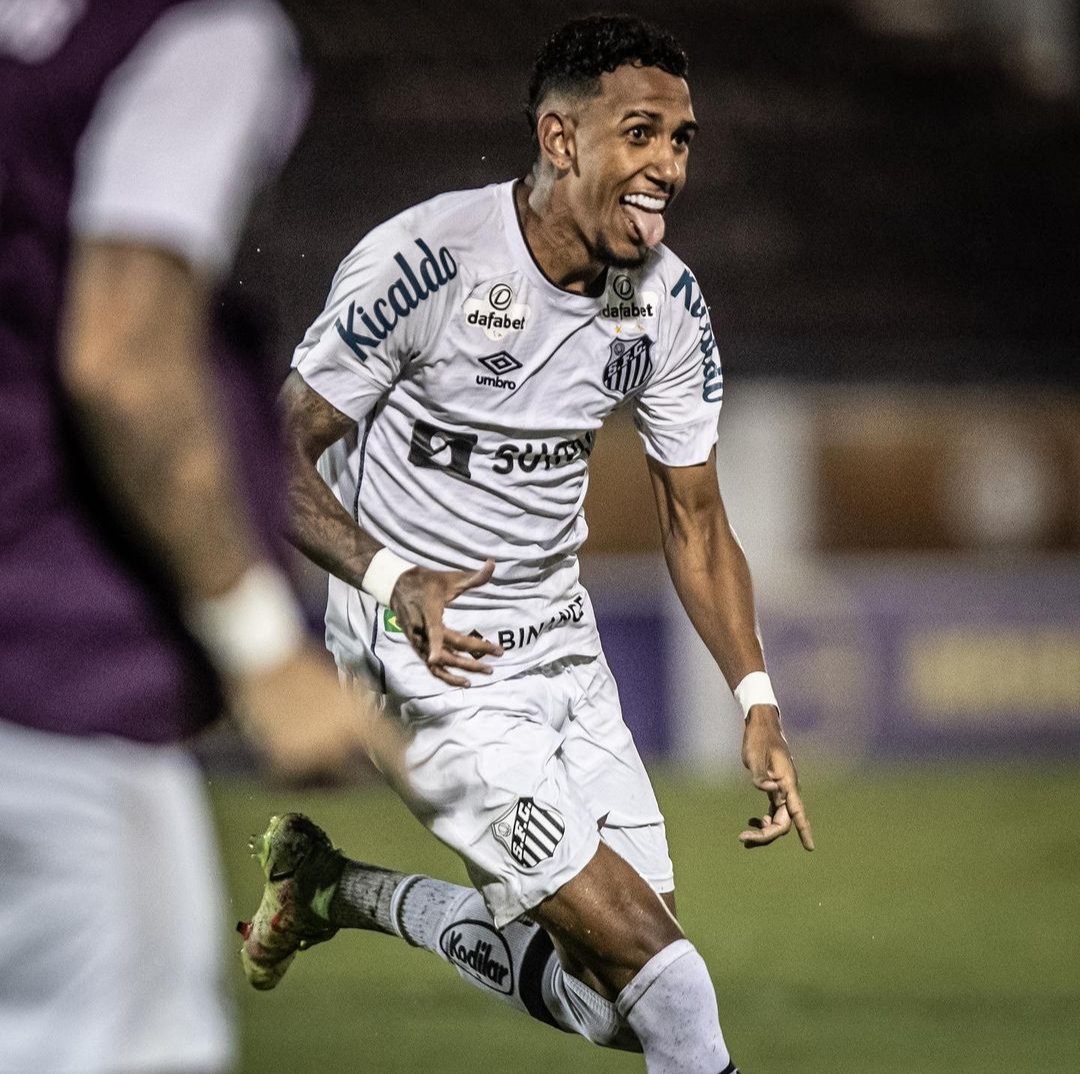 Rwan comemora promo&ccedil;&atilde;o ao elenco profissional: &ldquo;&ldquo;&Eacute; um sonho, n&eacute;!?&rdquo;