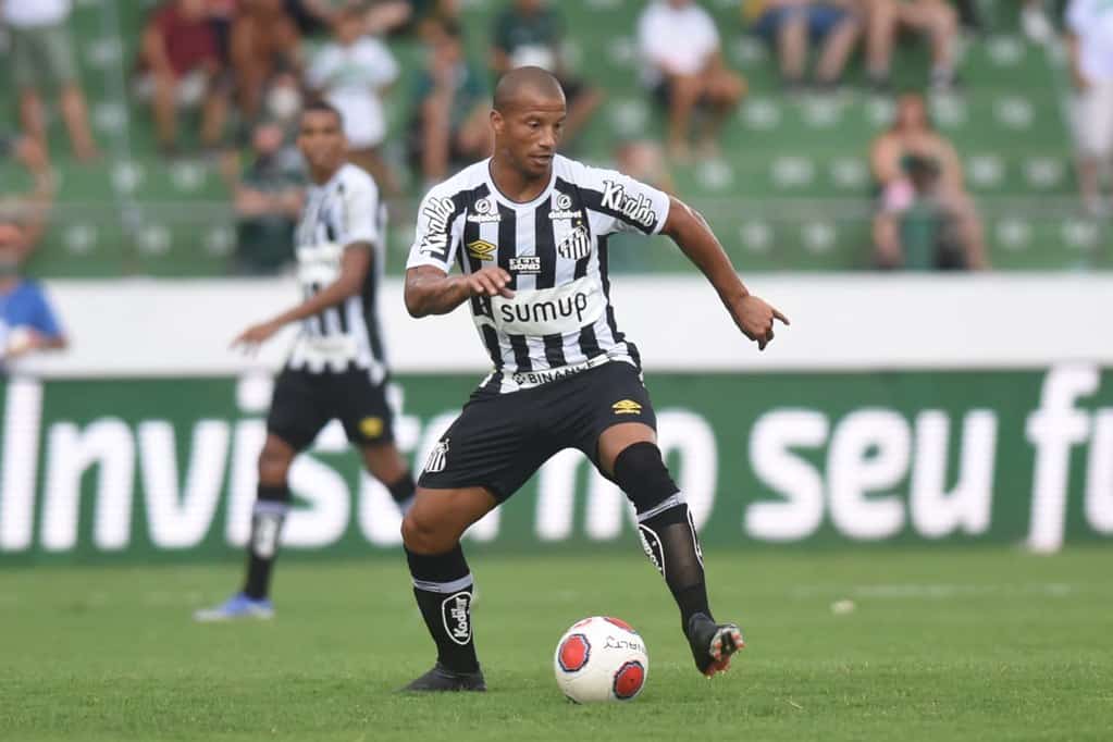 Santos confirma les&atilde;o no joelho de Carlos S&aacute;nchez